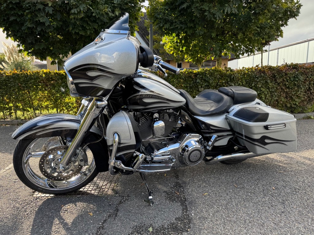 Harley-Davidson CVO Street Glide FLHXSE