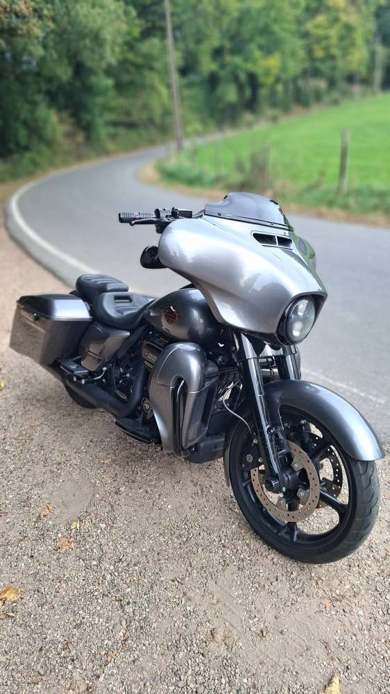 Harley-Davidson CVO Street Glide FLHXSE