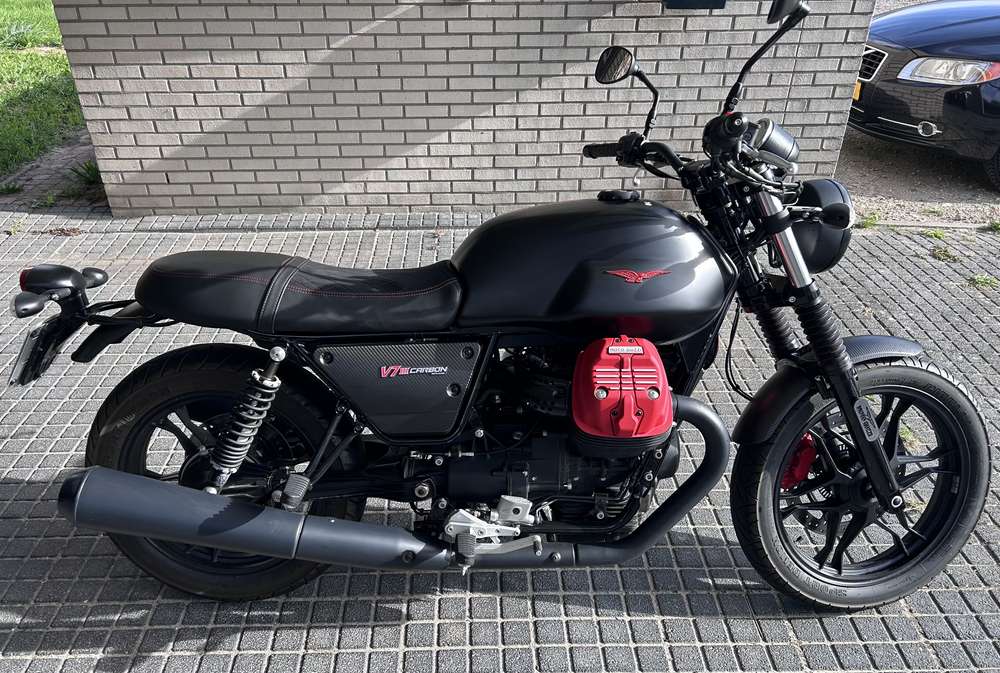 Moto Guzzi V7 III Carbon Dark