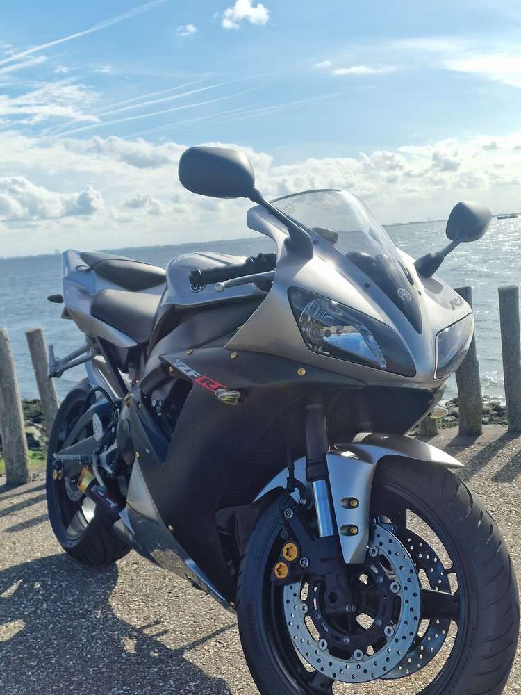 Yamaha YZF R1
