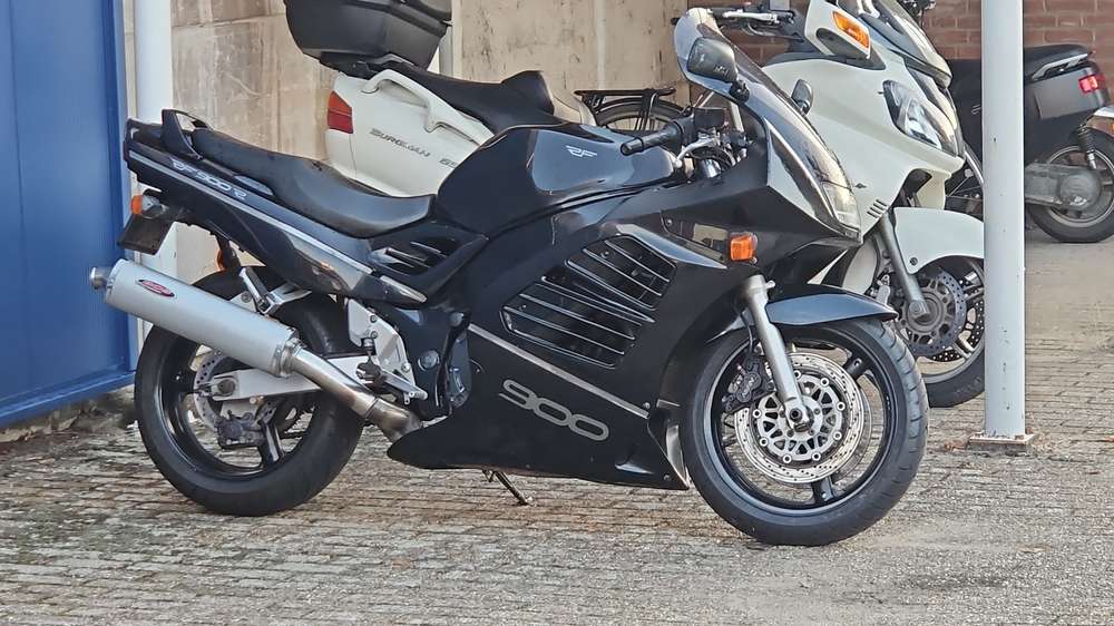 Suzuki RF 900 R