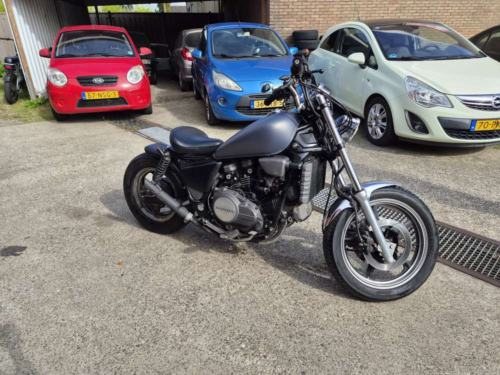 Honda VF 700C Magna