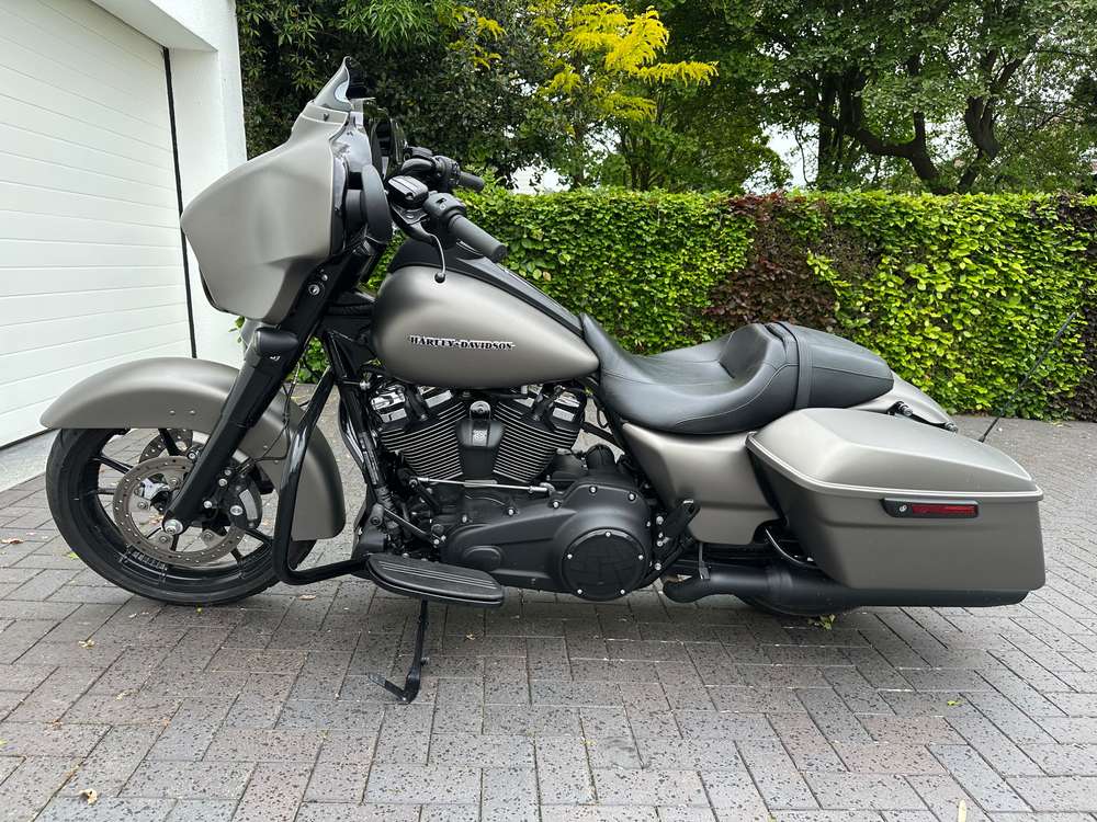 Harley-Davidson FLHXS 107Ci Street Glide Special