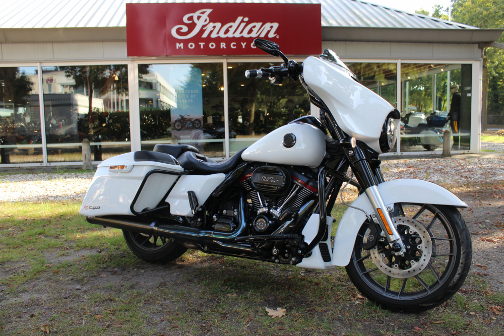 Harley-Davidson CVO Street Glide FLHXSE