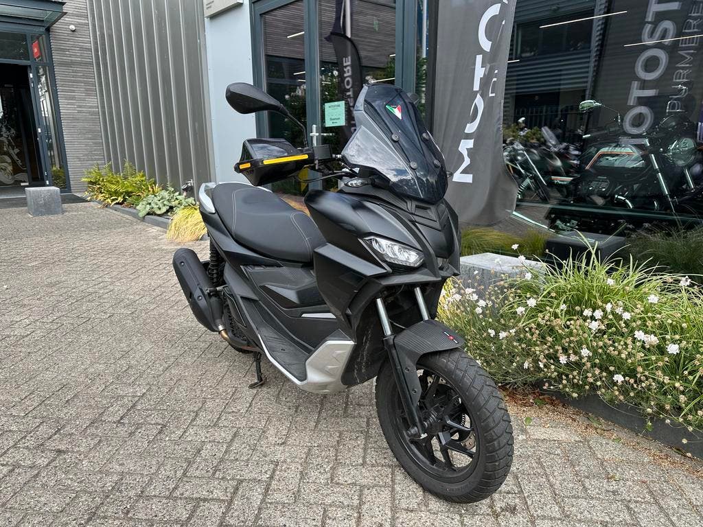 Aprilia SR GT 200
