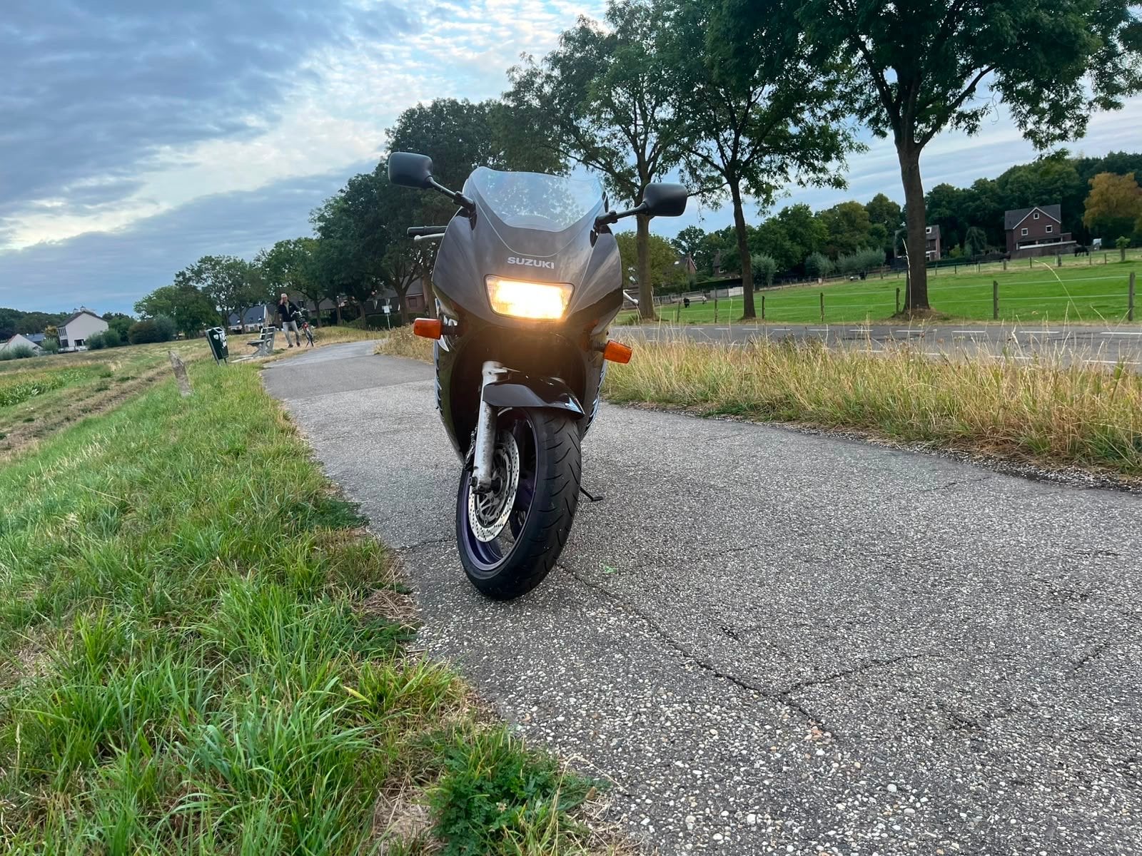 Suzuki RF 900 R