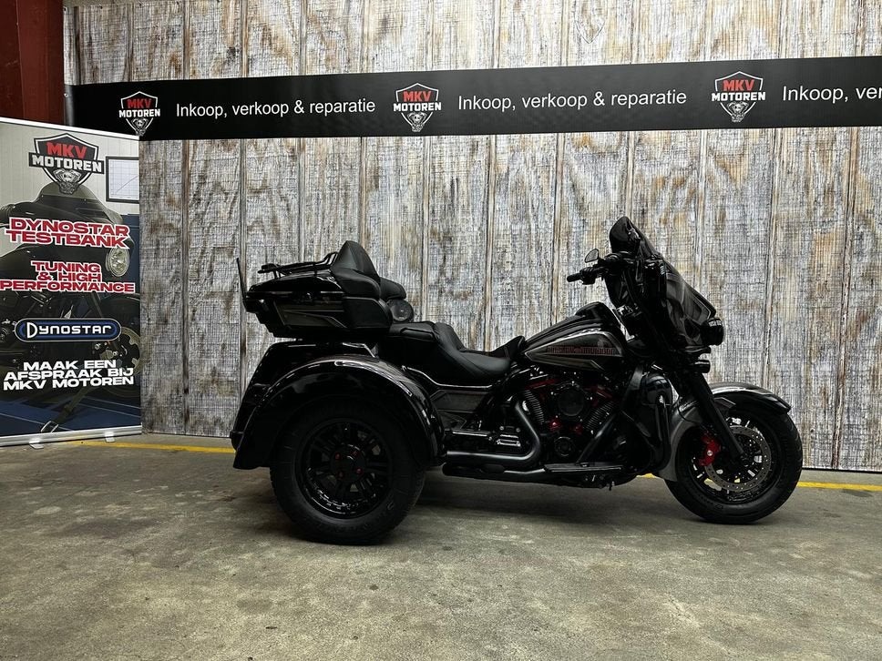 Harley-Davidson FLHTCUTG Tri Glide Ultra 114