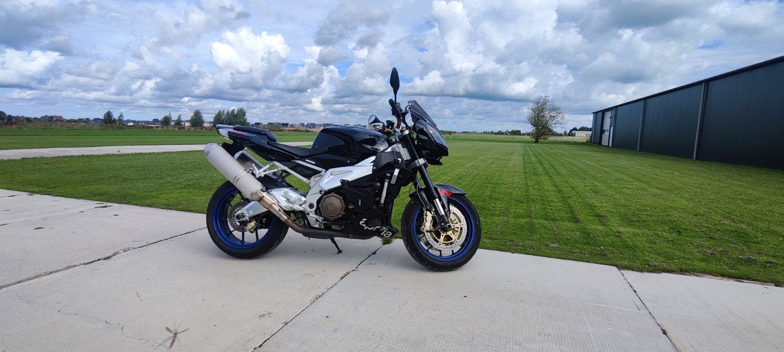 Aprilia Tuono V4 R