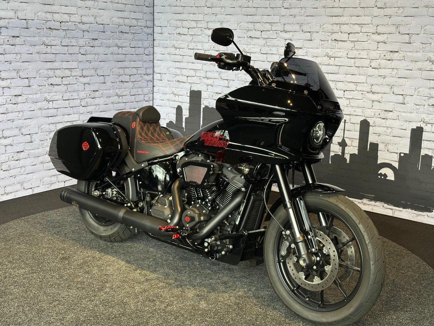 Harley-Davidson FXLRST Softail Low Rider ST