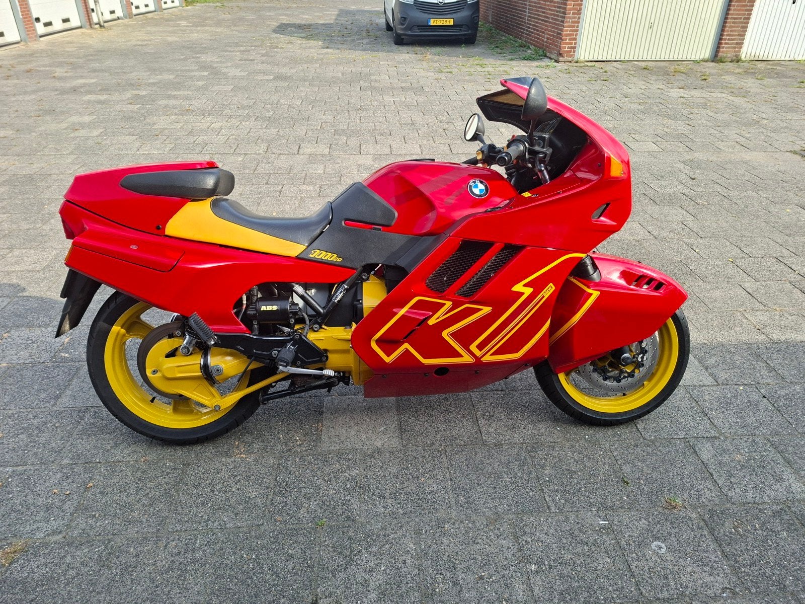 BMW K1