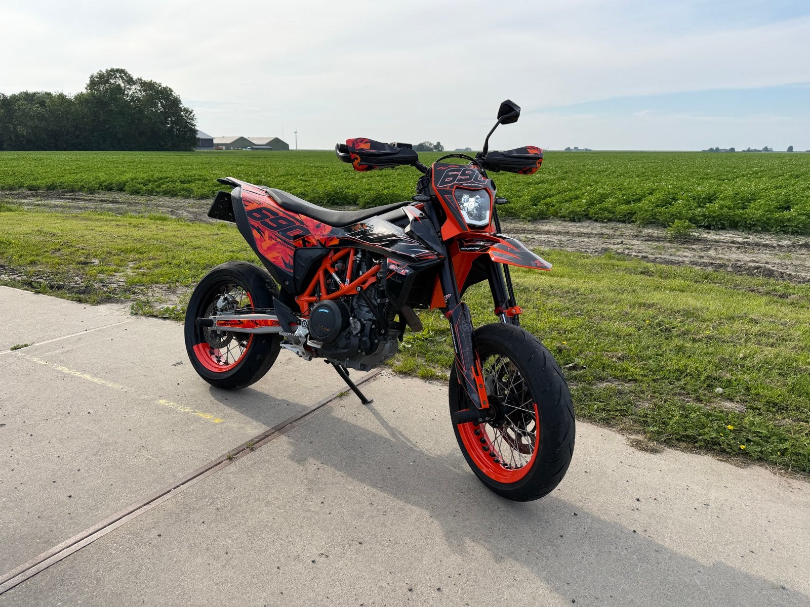 KTM 690 SUPERMOTO