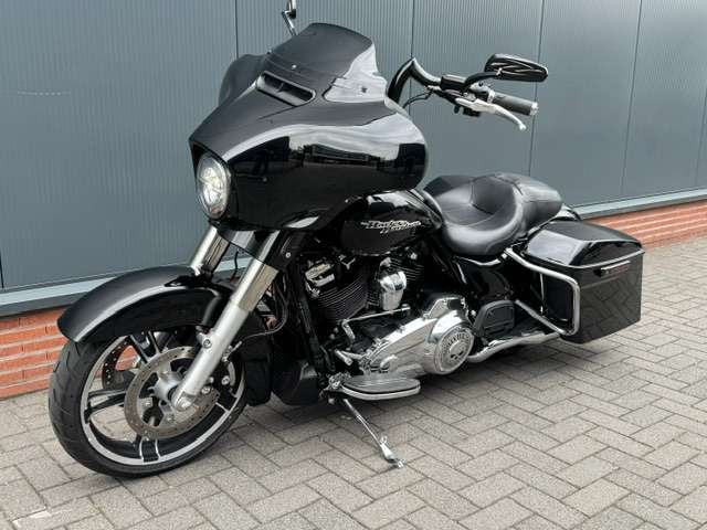 Harley-Davidson FLHXS 103Ci Street Glide Special