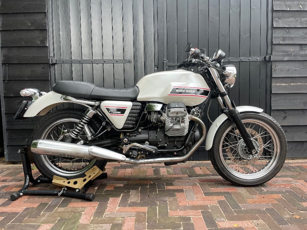 Moto Guzzi V7 700