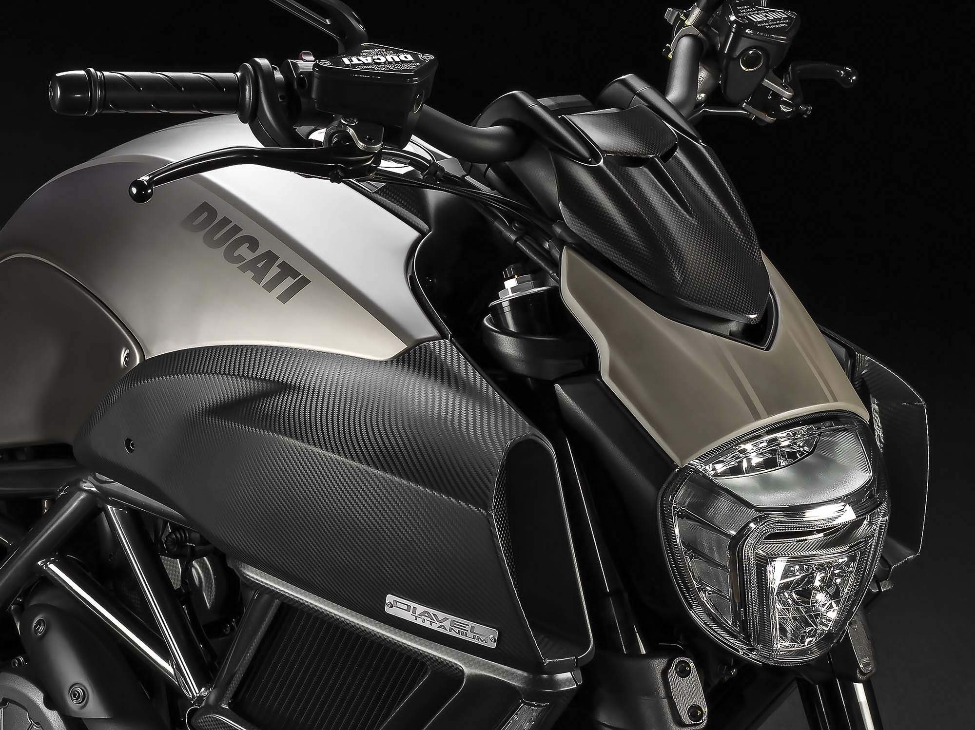 DUCATI Diavel Titanium