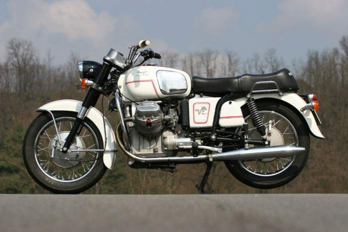 MOTO GUZZI V7 700