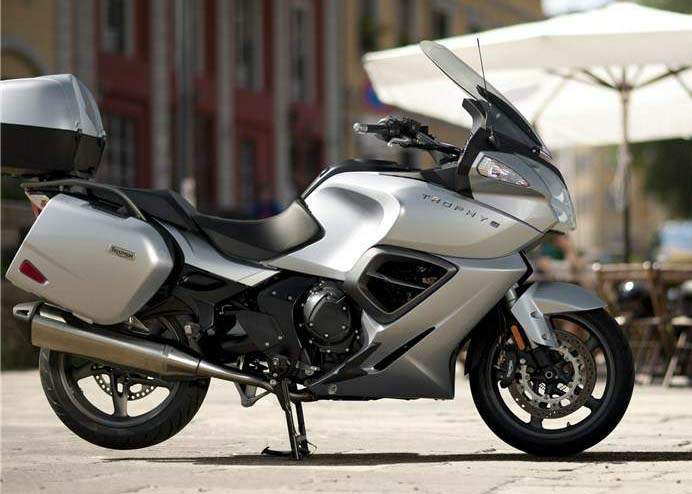 TRIUMPH Trophy SE