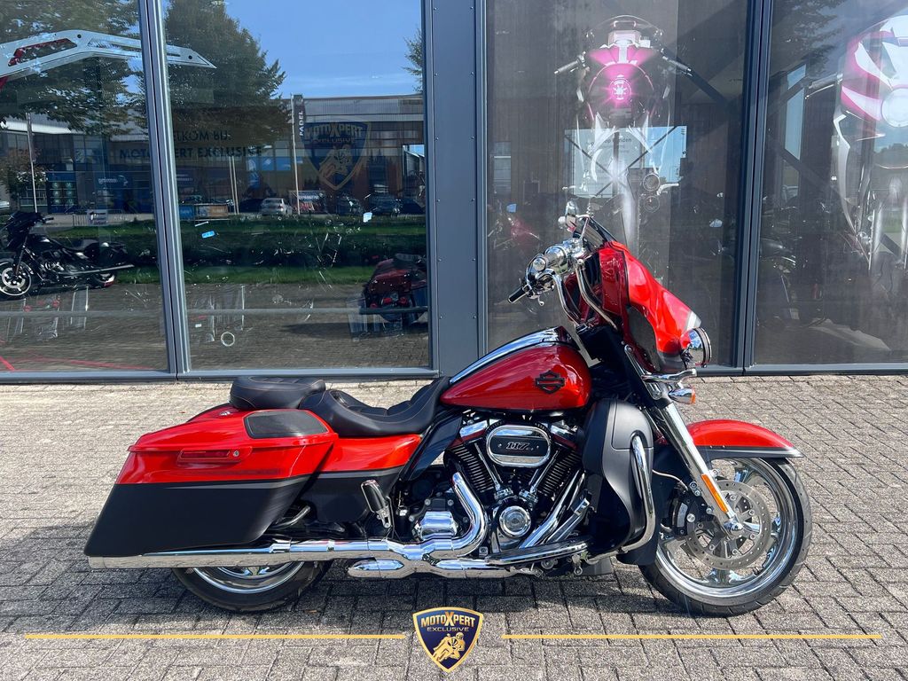 Harley-Davidson CVO Street Glide FLHXSE