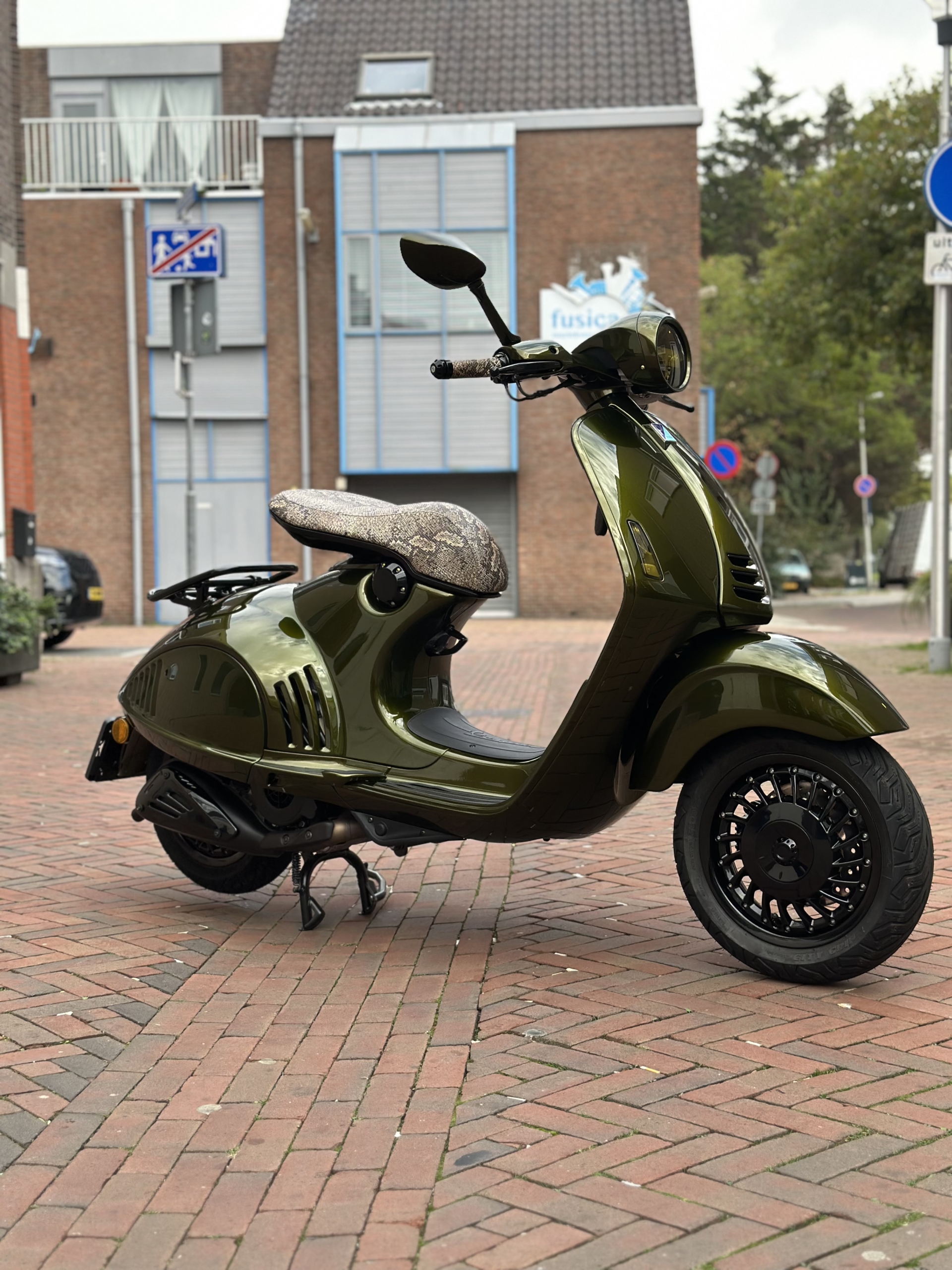 Vespa 946